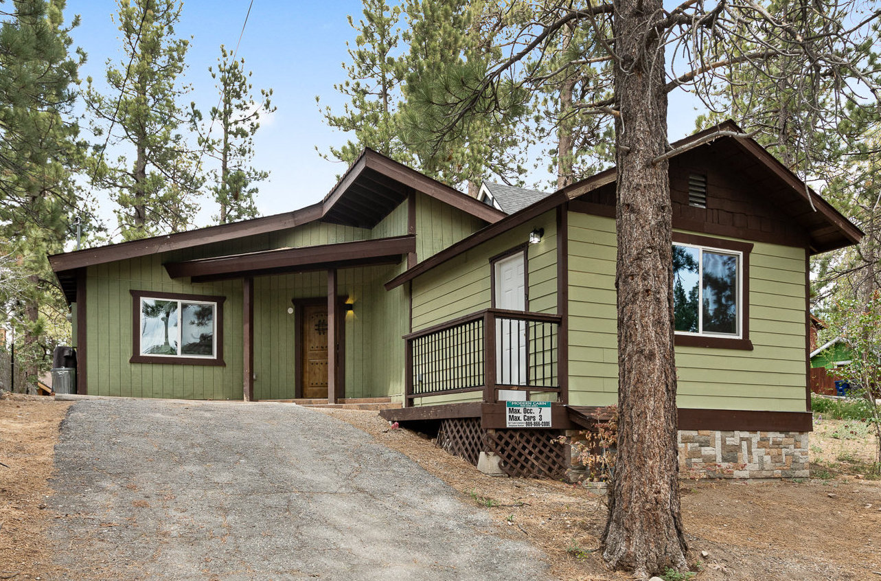 Full driveway and exterior angle of The Big Bear Cubhouse